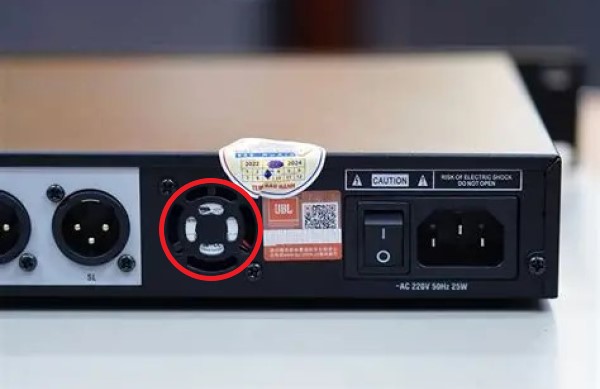 Làm Sạch Các Khe Tản Nhiệt
